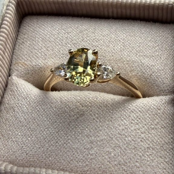 Bague diamant jaune ovale et deux diamants poires en or jaune - modèle Jeanne - Charles Arteon Joaillerie