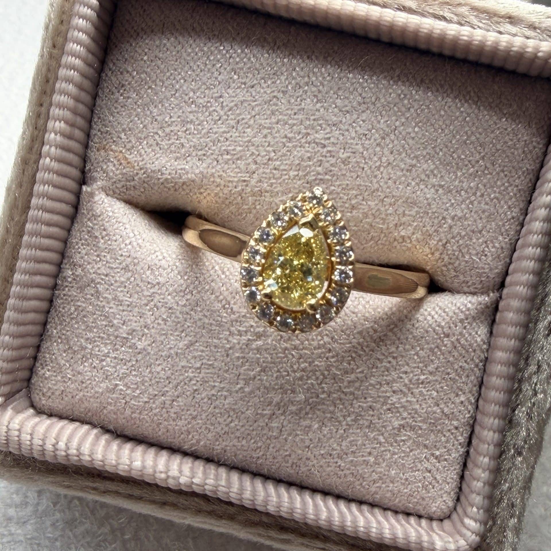 Bague diamant jaune taille poire entourage diamant sur or jaune - modèle Eugénie - Charles Arteon Joaillerie