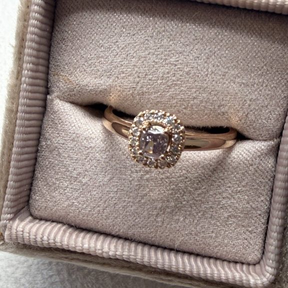 Bague diamant rose taille coussin entourage diamants en or rose - Charles Arteon Joaillerie