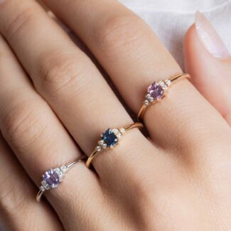 Bagues saphir et diamants style Art Déco portées - Charles Arteon Joaillerie