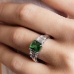 Bague grenat tsavorite et diamants baguettes portée - Or blanc - Création unique - Charles Arteon Joaillerie