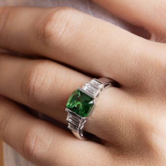 Bague grenat tsavorite et diamants baguettes portée - Or blanc - Création unique - Charles Arteon Joaillerie