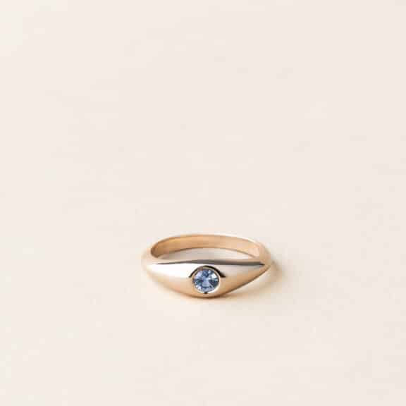 Pinky ring Cleo saphir - or rose - Charles Arteon Joaillerie