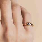 Pinky ring Cleo saphir portée - or rose - Charles Arteon Joaillerie