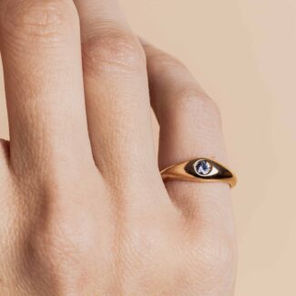 Pinky ring Cleo saphir portée - or rose - Charles Arteon Joaillerie