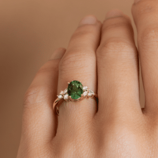 Bague tourmaline lagon et diamants portée - Or jaune - Collection Hortense - Charles Arteon Joaillerie