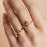Bague diamant jaune poire entourage diamants et bague diamant orange coussin entourage diamants portées - Or jaune - Charles Arteon Joaillerie