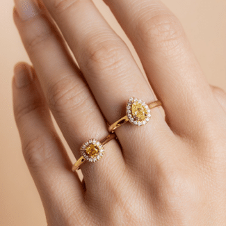 Bague diamant jaune poire entourage diamants et bague diamant orange coussin entourage diamants portées - Or jaune - Charles Arteon Joaillerie