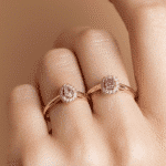 Bagues diamant rose entourages diamants blancs portées - Or rose - Charles Arteon Joaillerie