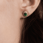 Boucles d'oreilles grenat tsavorite et diamants or tressé portées - Or jaune - Charles Arteon Joaillerie