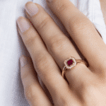 Bague art déco rubis entourage diamants - Or jaune - Charles Arteon Joaillerie
