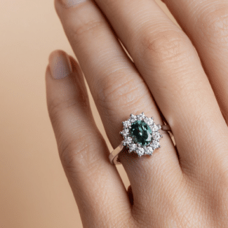 Bague Marguerite tourmaline verte et diamants portée - Or blanc - Charles Arteon Joaillerie
