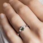 Bague Manon saphir vert et diamants portée - Or blanc - Charles Arteon Joaillerie
