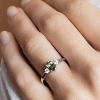 Bague Manon saphir vert et diamants portée - Or blanc - Charles Arteon Joaillerie
