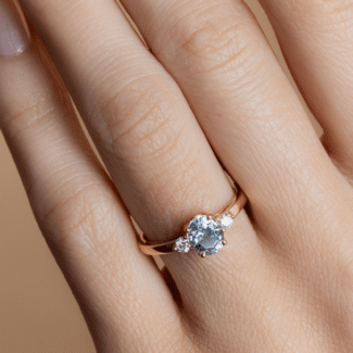 Bague Manon aigue-marine et diamants portée - Or jaune - Charles Arteon Joaillerie