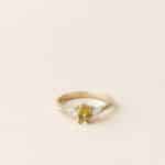 Bague saphir jaune et diamants taille poire - Or jaune - Collection Jeanne - Charles Arteon Joaillerie