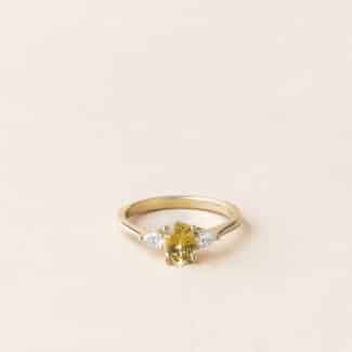 Bague saphir jaune et diamants taille poire - Or jaune - Collection Jeanne - Charles Arteon Joaillerie