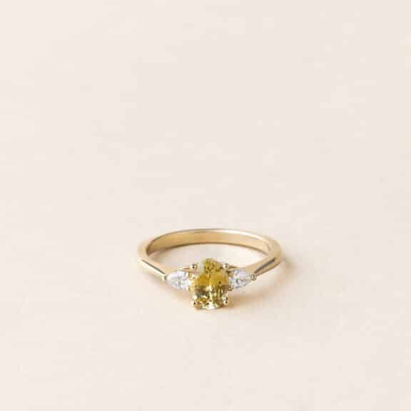 Bague saphir jaune et diamants taille poire - Or jaune - Collection Jeanne - Charles Arteon Joaillerie