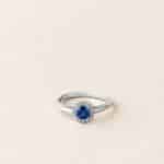 Bague saphir taille coussin entourage diamants blancs - Or blanc - Charles Arteon Joaillerie