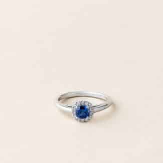 Bague saphir taille coussin entourage diamants blancs - Or blanc - Charles Arteon Joaillerie
