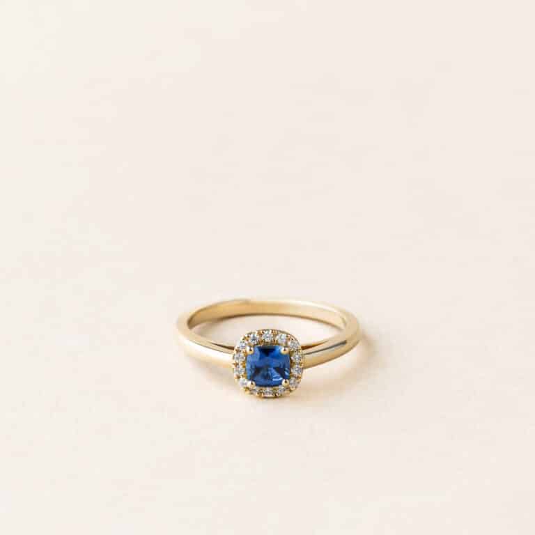 Bague saphir taille coussin entourage diamants blancs - Or jaune - Charles Arteon Joaillerie