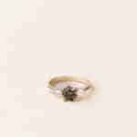 Bague trilogie diamant brun rond et diamants taille poire - Or rose - Charles Arteon Joaillerie