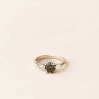 Bague trilogie diamant brun rond et diamants taille poire - Or rose - Charles Arteon Joaillerie