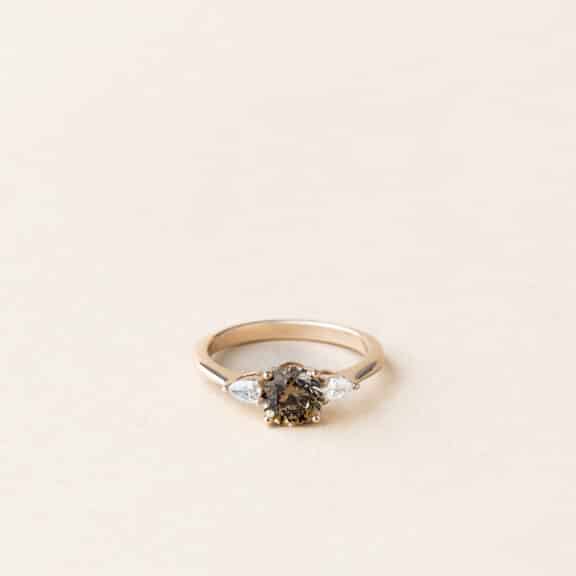 Bague trilogie diamant brun rond et diamants taille poire - Or rose - Charles Arteon Joaillerie