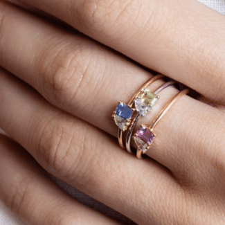 Bagues diamants poire et saphirs portées - Collection Capucine - Charles Arteon Joaillerie