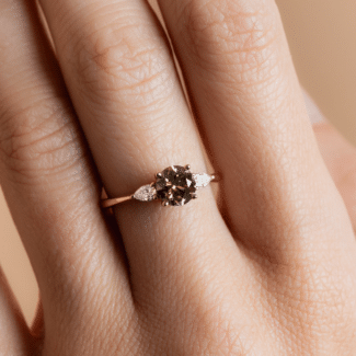 Bague trilogie diamant brun rond et diamants taille poire portée - Or rose - Charles Arteon Joaillerie