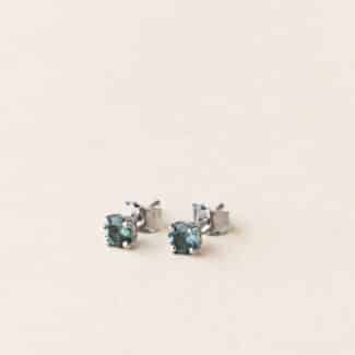 Puces d'oreilles saphir teal - Grand modèle - Or blanc - Charles Arteon Joaillerie