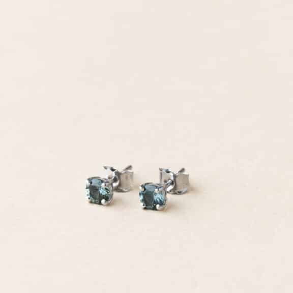 Puces d'oreilles saphir teal - Grand modèle - Or blanc - Charles Arteon Joaillerie