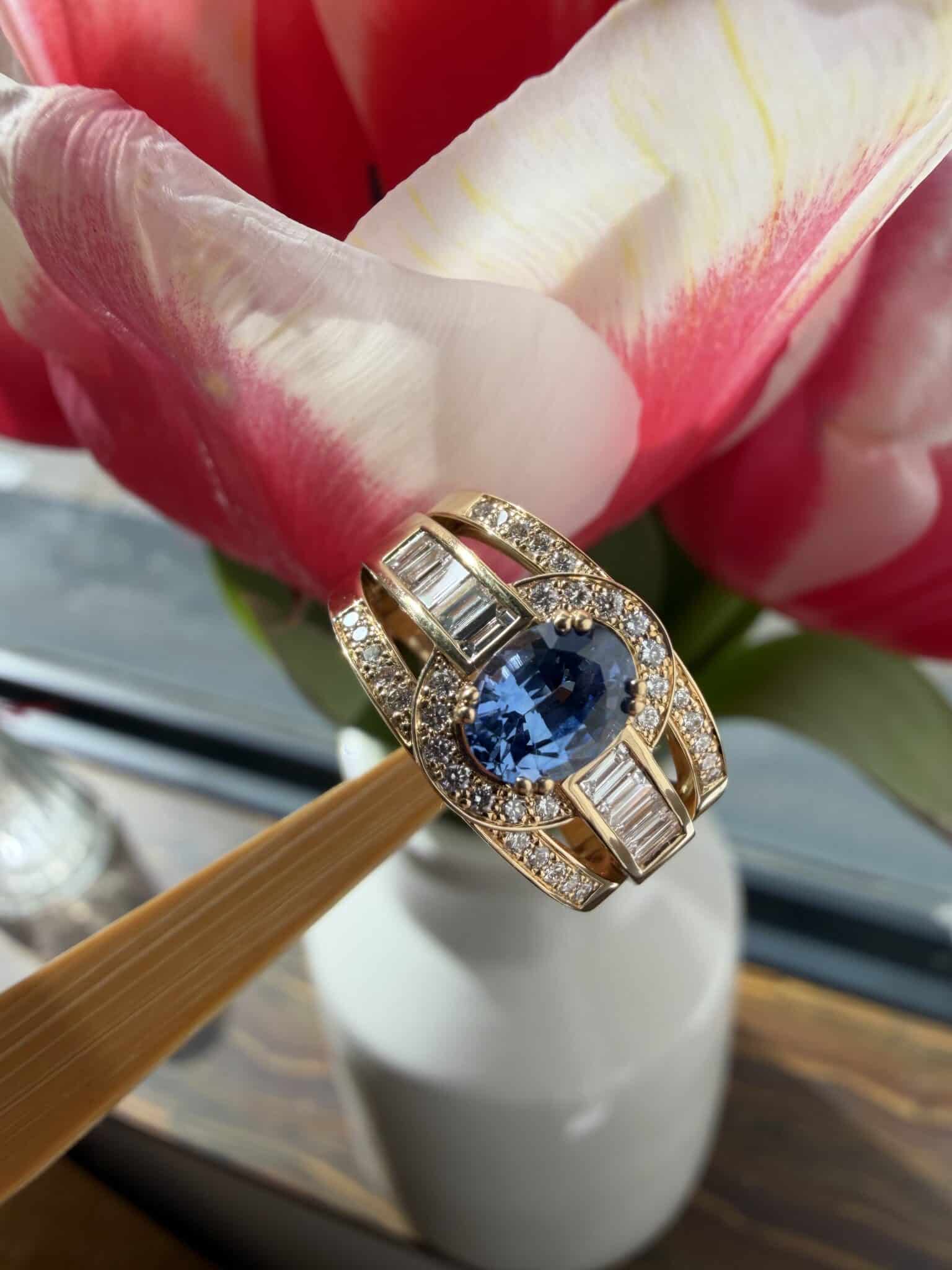Bague bandeau saphir ovale et diamants blancs naturels en or jaune 18 karats - création unique de Charles Arteon Joaillerie