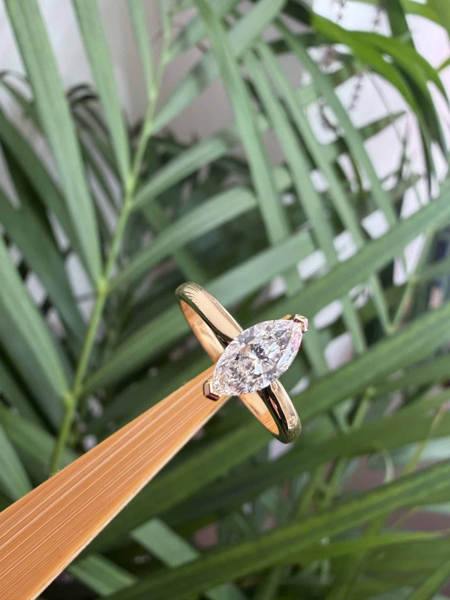 Bague solitaire revisitée avec un diamant taille marquise en or jaune 750 - création sur mesure de Charles Arteon Joaillerie