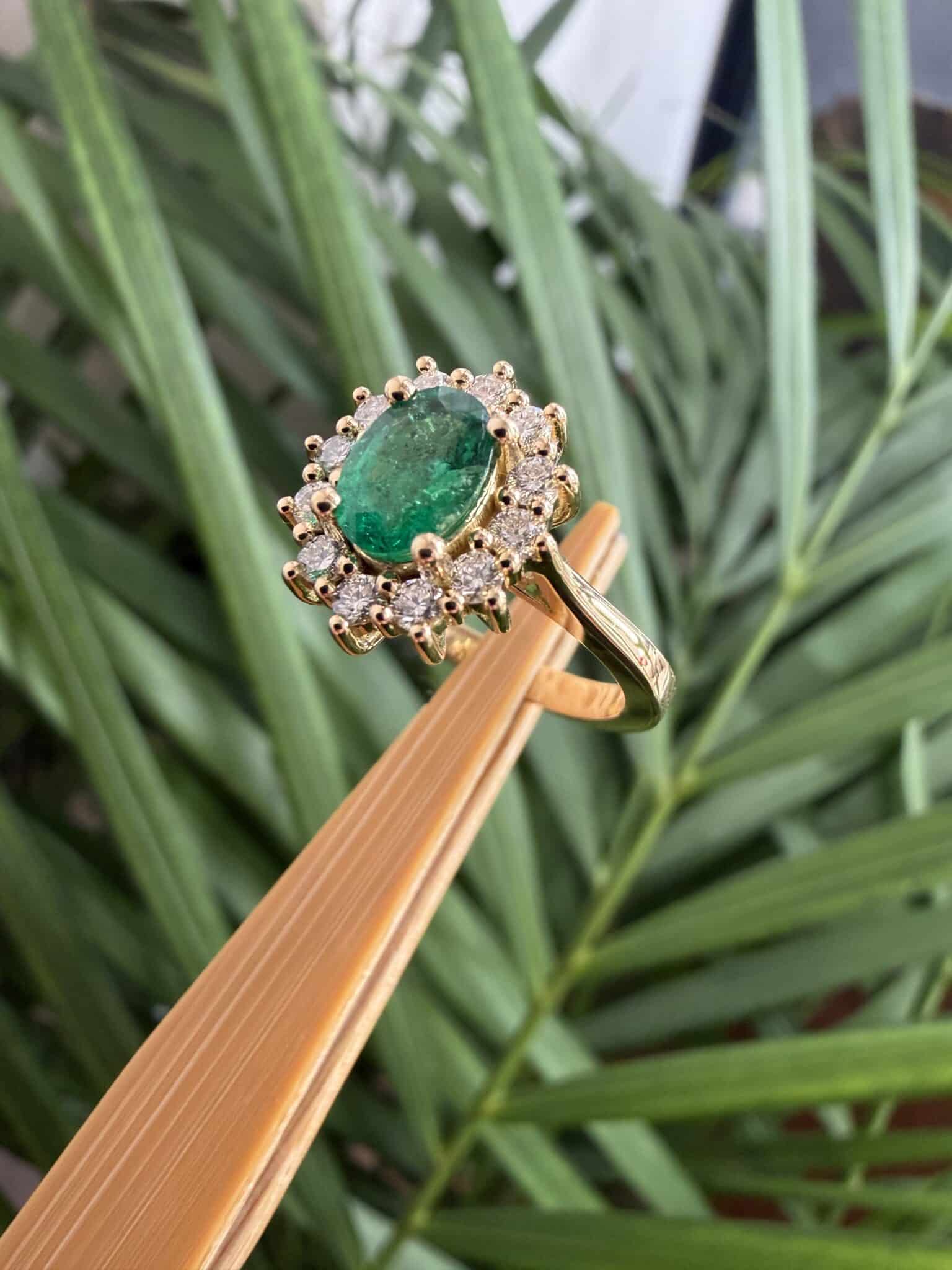 Bague marguerite émeraude entourage diamants en or jaune - transformation de bijoux par Charles Arteon Joaillerie en réutilisant l'émeraude du client