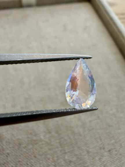 Pierre de lune de 1,29 carat - taille poire - Charles Arteon Joaillerie