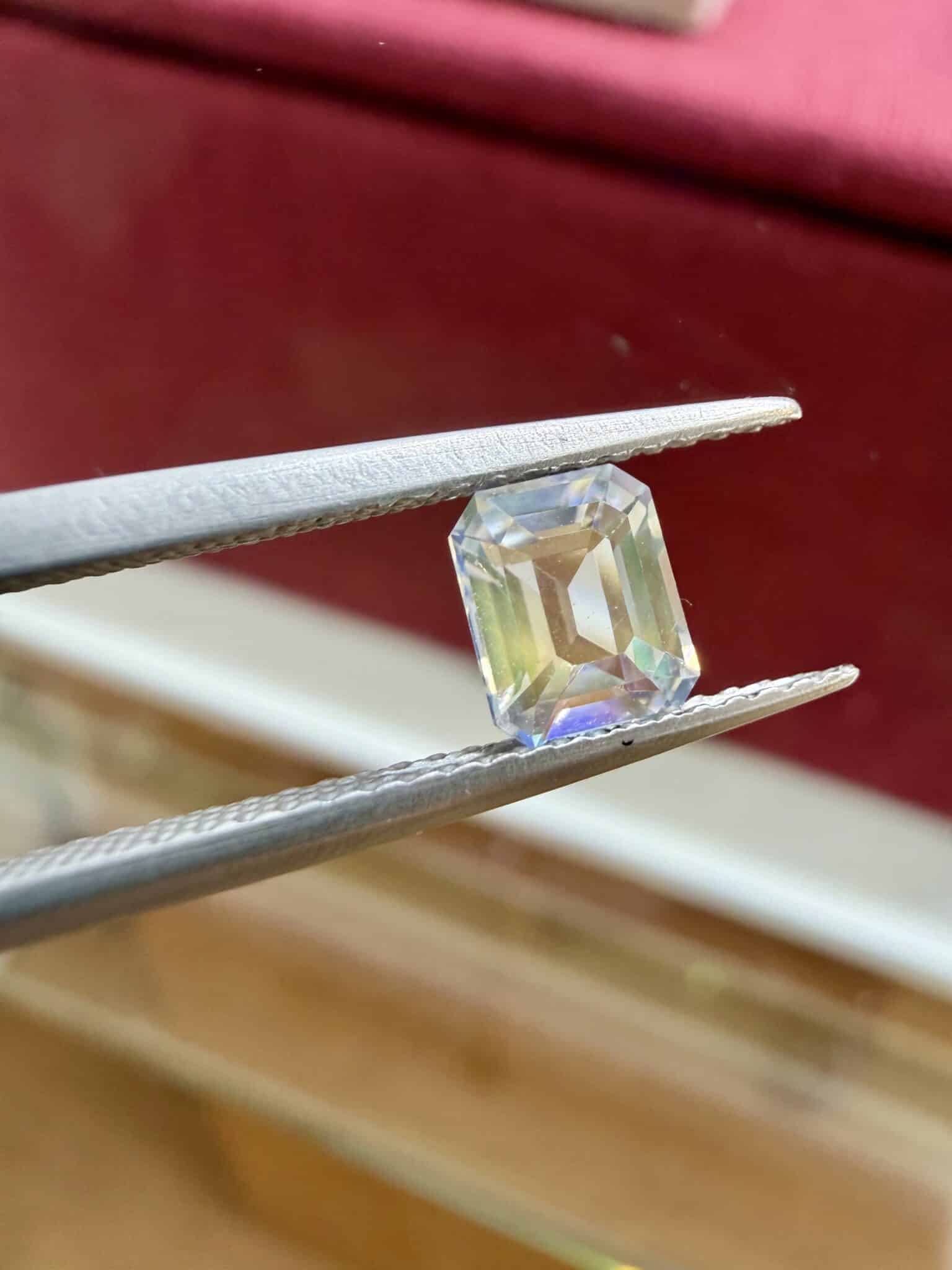 Pierre de lune de 0,80 carat - taille émeraude - Charles Arteon Joaillerie