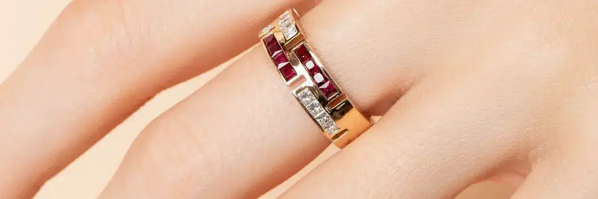 Alliance rubis et diamants taille princesse - collection 1848 - portée Alliance femme originale - Charles Arteon Joaillerie